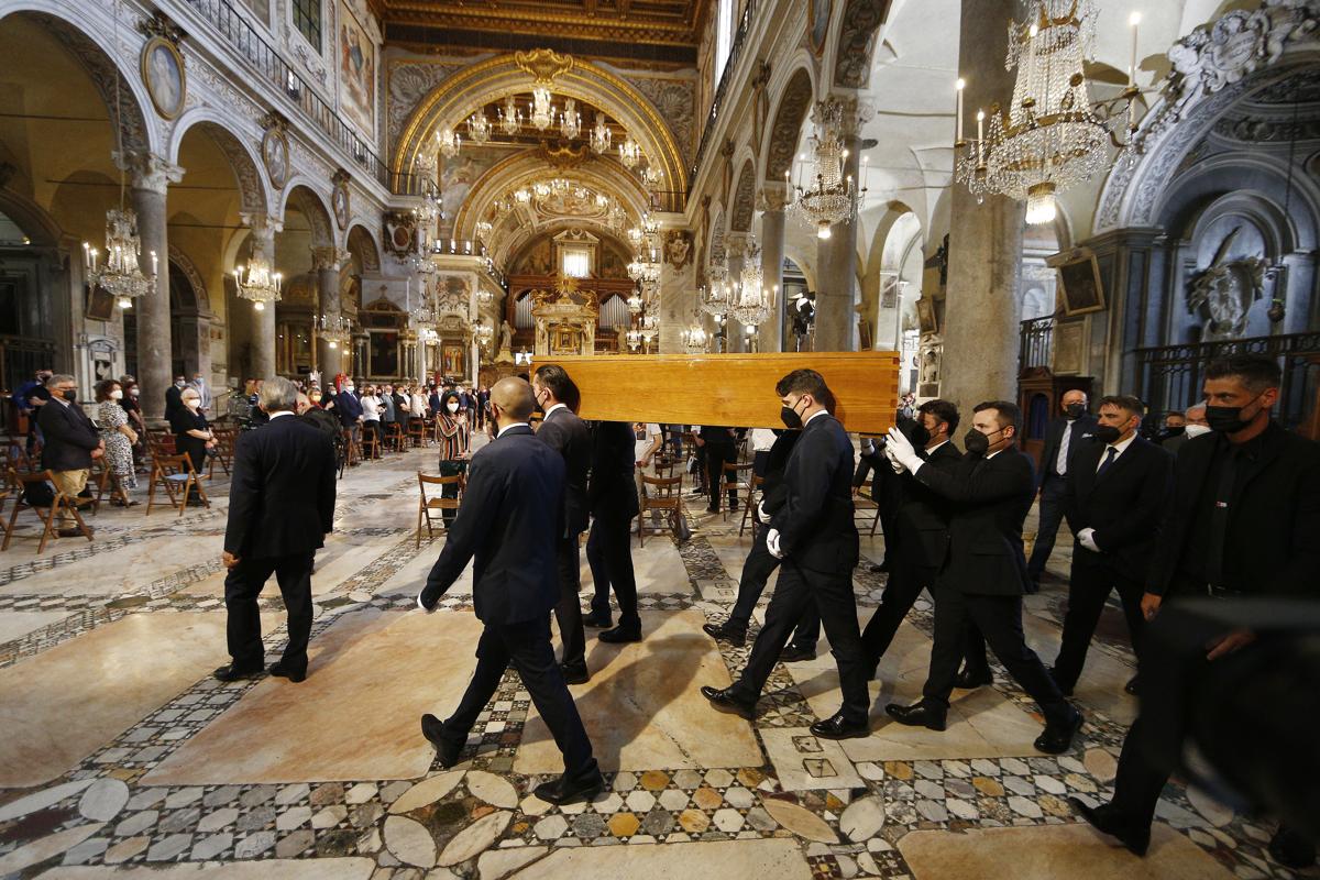 Raffaella Carrà funerali: “Urna da Padre Pio prima di andare all’Argentario” Raffaella Carrà funerali: “Urna da Padre Pio prima di andare all’Argentario”