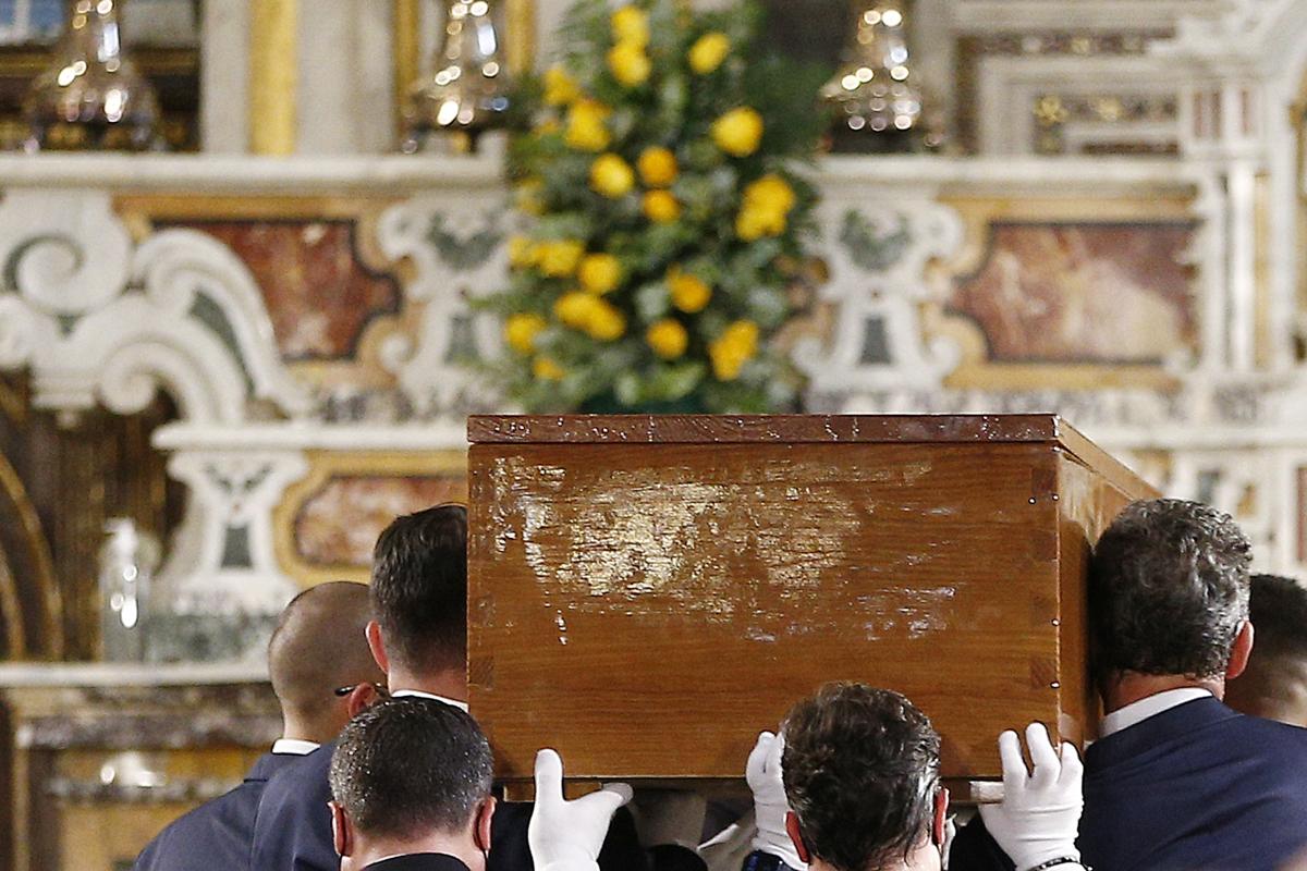 Raffaella Carrà funerali: “Urna da Padre Pio prima di andare all’Argentario” Raffaella Carrà funerali: “Urna da Padre Pio prima di andare all’Argentario”