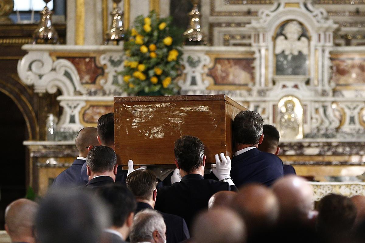 Raffaella Carrà funerali: “Urna da Padre Pio prima di andare all’Argentario” Raffaella Carrà funerali: “Urna da Padre Pio prima di andare all’Argentario”
