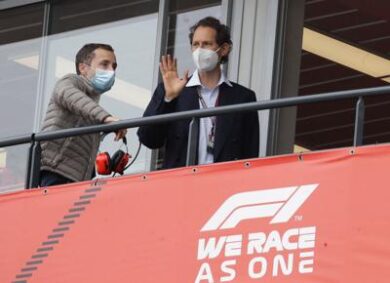 Stellantis, Tavares fuga i dubbi degli analisti sui ritardi nell’elettrico