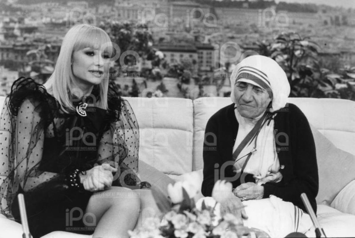 Raffaella Carrà funerali: “Urna da Padre Pio prima di andare all’Argentario” Raffaella Carrà funerali: “Urna da Padre Pio prima di andare all’Argentario”