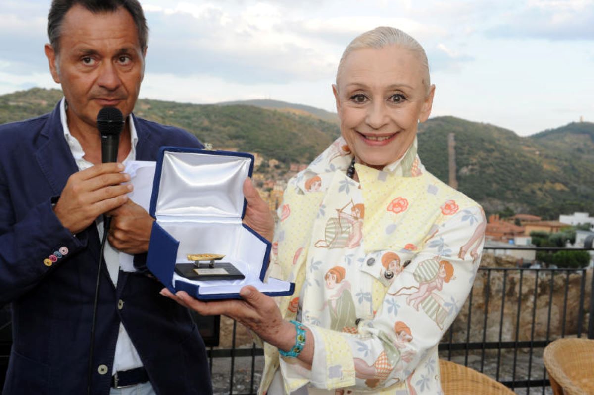 Raffaella Carrà funerali: “Urna da Padre Pio prima di andare all’Argentario” Raffaella Carrà funerali: “Urna da Padre Pio prima di andare all’Argentario”