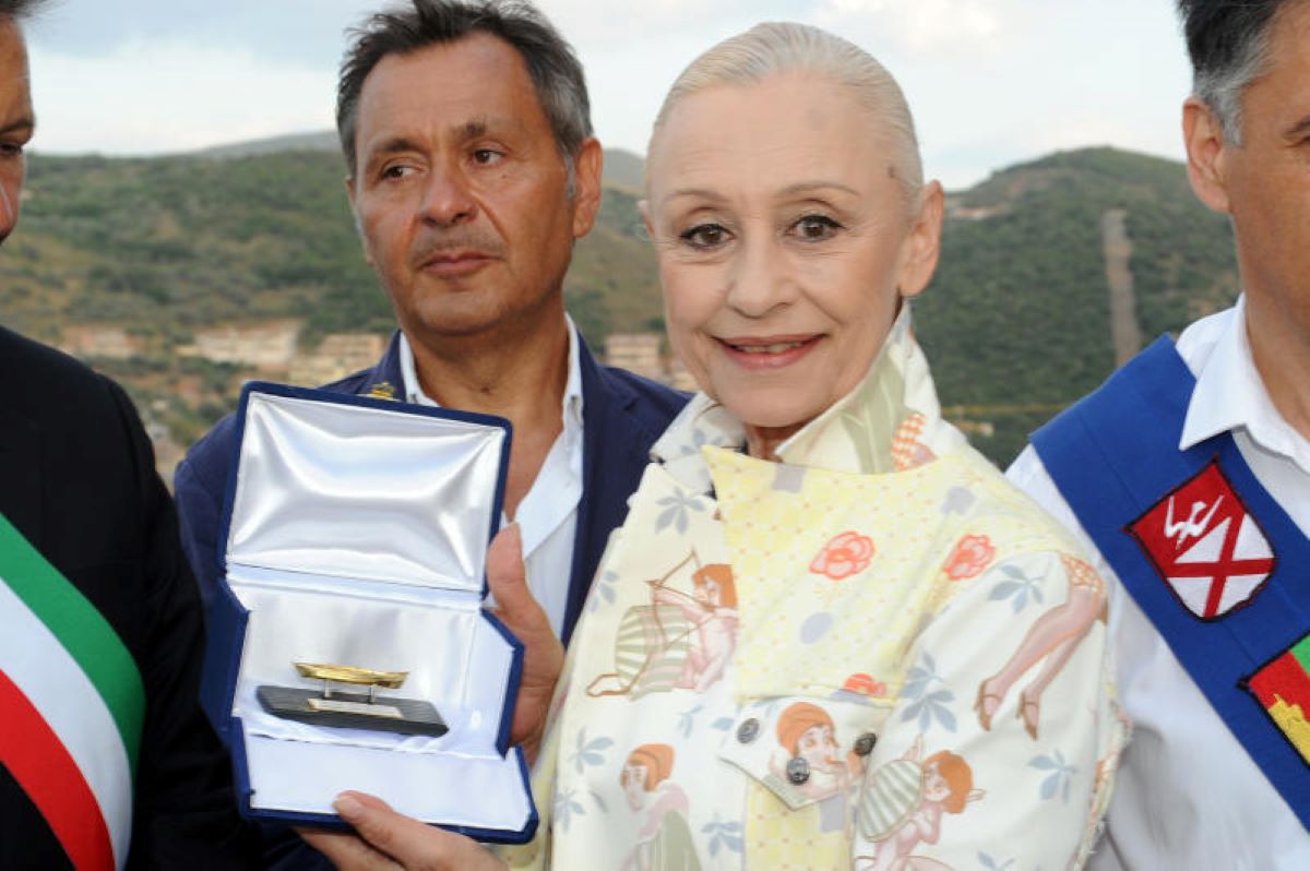 Raffaella Carrà funerali: “Urna da Padre Pio prima di andare all’Argentario” Raffaella Carrà funerali: “Urna da Padre Pio prima di andare all’Argentario”