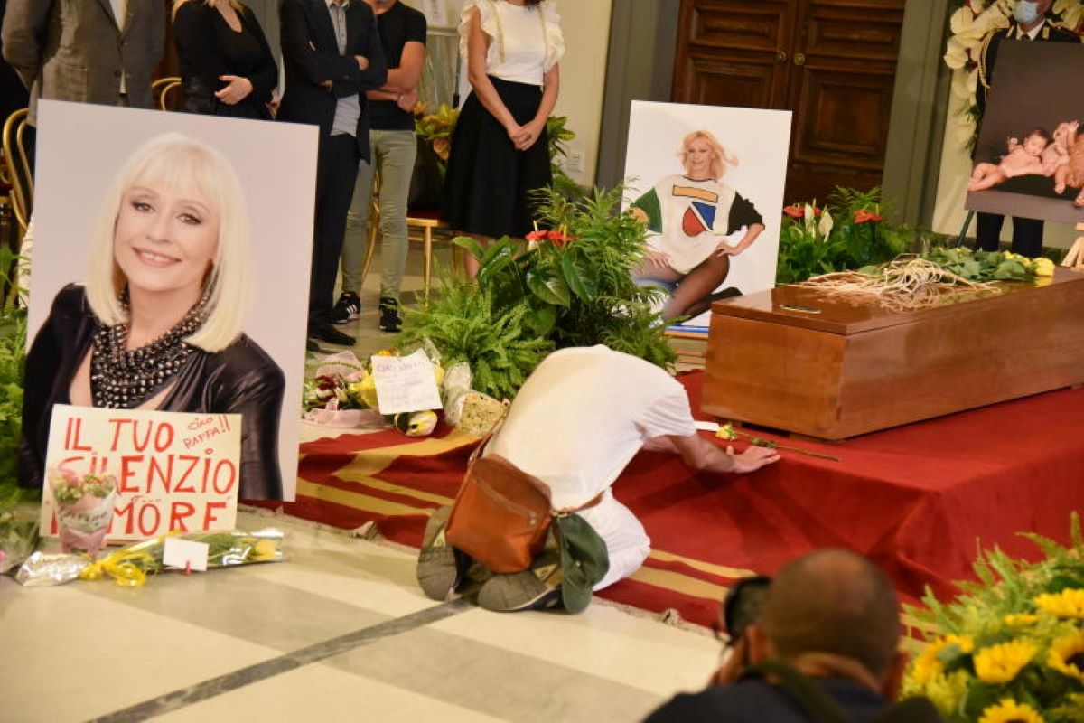 Raffaella Carrà funerali: “Urna da Padre Pio prima di andare all’Argentario” Raffaella Carrà funerali: “Urna da Padre Pio prima di andare all’Argentario”