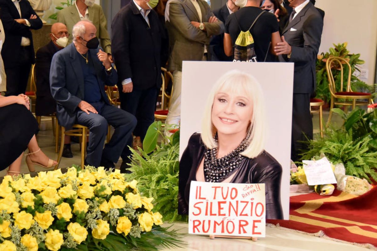 Raffaella Carrà funerali: “Urna da Padre Pio prima di andare all’Argentario” Raffaella Carrà funerali: “Urna da Padre Pio prima di andare all’Argentario”