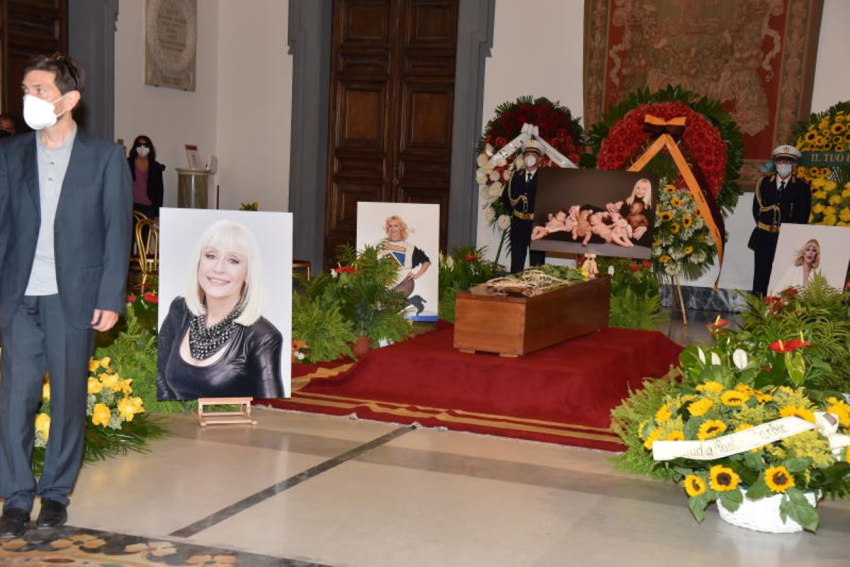Raffaella Carrà funerali: “Urna da Padre Pio prima di andare all’Argentario” Raffaella Carrà funerali: “Urna da Padre Pio prima di andare all’Argentario”