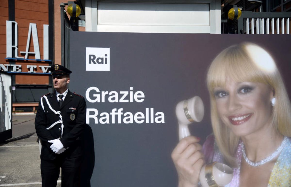 Raffaella Carrà funerali: “Urna da Padre Pio prima di andare all’Argentario” Raffaella Carrà funerali: “Urna da Padre Pio prima di andare all’Argentario”