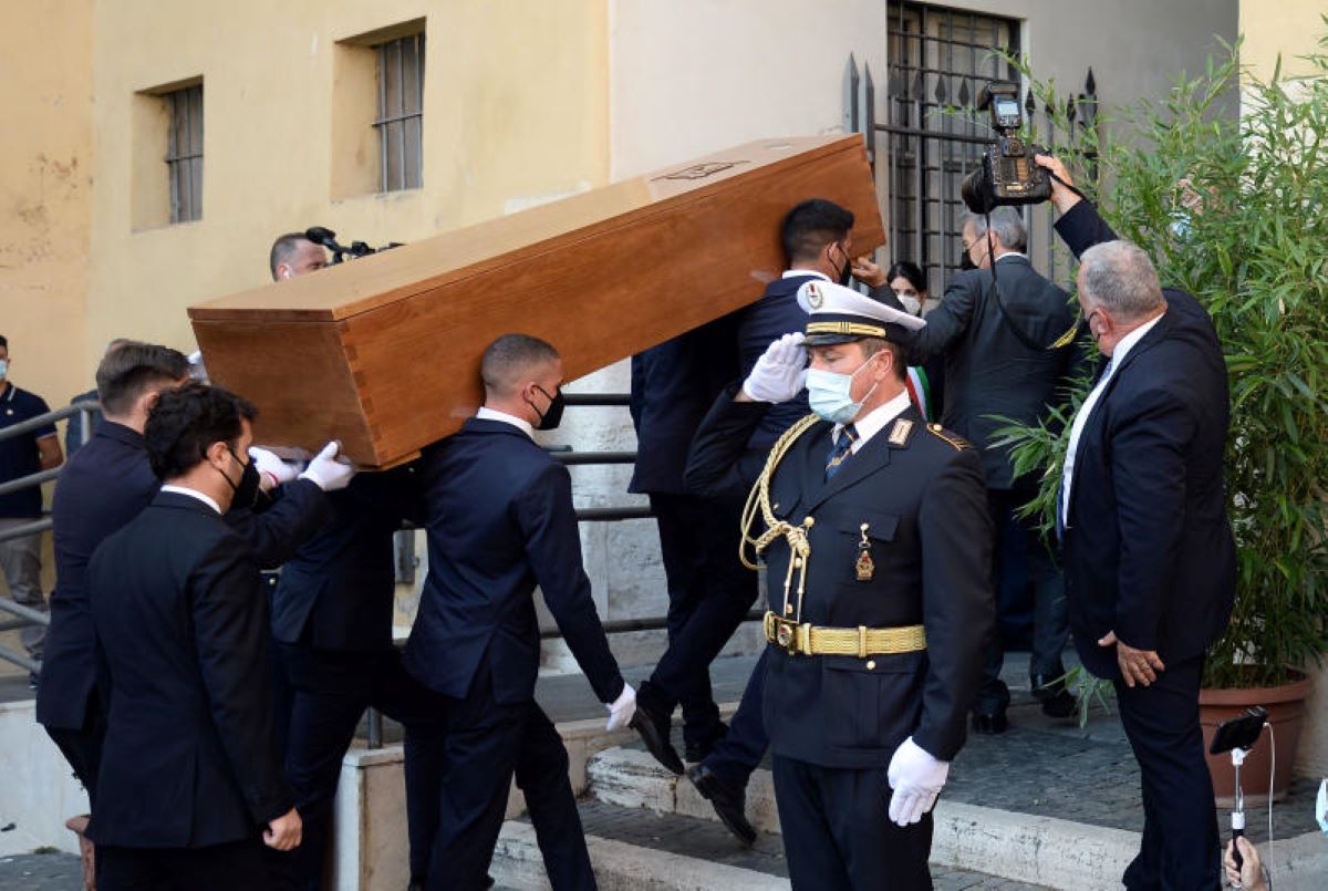 Raffaella Carrà funerali: “Urna da Padre Pio prima di andare all’Argentario” Raffaella Carrà funerali: “Urna da Padre Pio prima di andare all’Argentario”