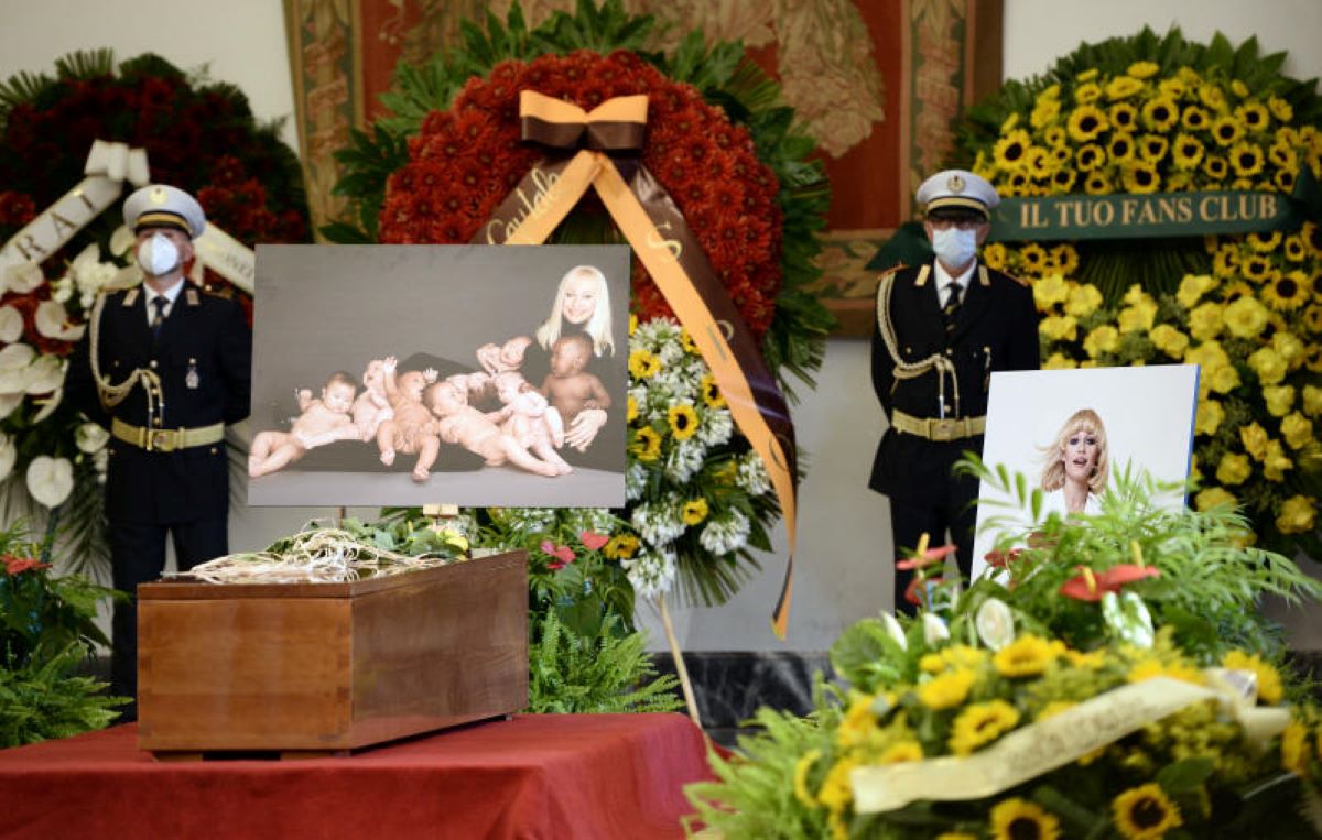 Raffaella Carrà funerali: “Urna da Padre Pio prima di andare all’Argentario” Raffaella Carrà funerali: “Urna da Padre Pio prima di andare all’Argentario”