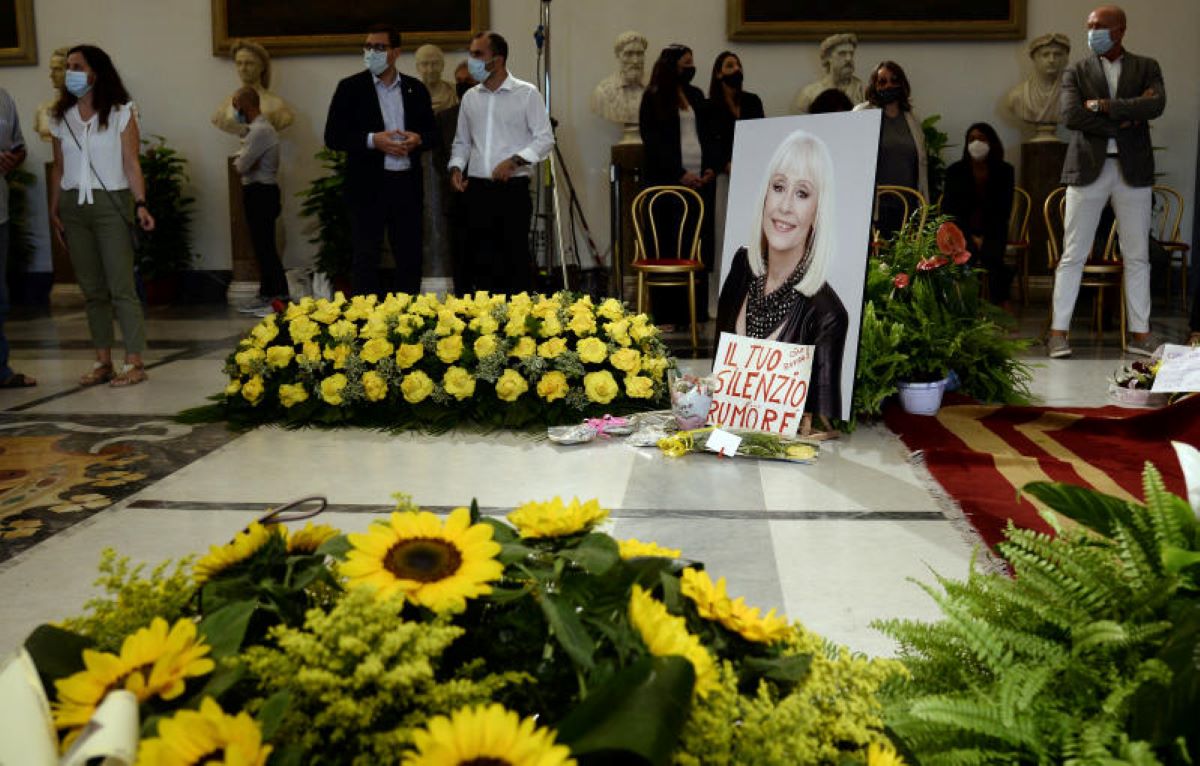 Raffaella Carrà funerali: “Urna da Padre Pio prima di andare all’Argentario” Raffaella Carrà funerali: “Urna da Padre Pio prima di andare all’Argentario”