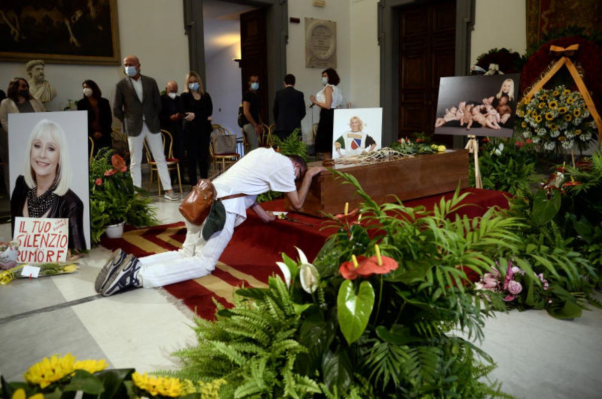 Raffaella Carrà funerali: “Urna da Padre Pio prima di andare all’Argentario” Raffaella Carrà funerali: “Urna da Padre Pio prima di andare all’Argentario”