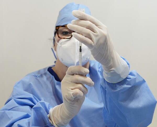 Vaccini, Iss assicura: “Proteggono al 100% da morte, ricoveri e infezioni” Vaccini, Iss assicura: “Proteggono al 100% da morte, ricoveri e infezioni”