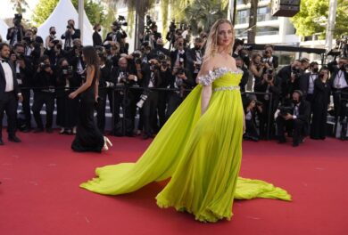 Chiara Ferragni sfila a Cannes con un abito in cialde per il caffè riciclate