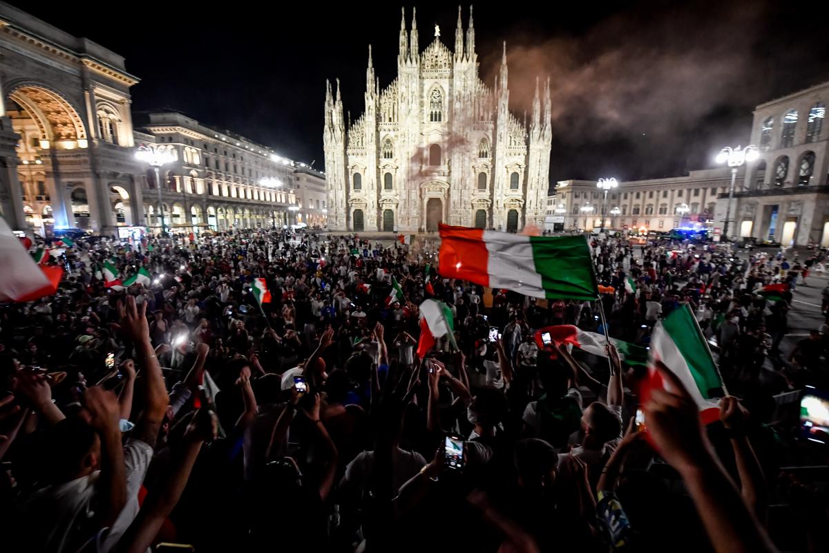 Milano, folla in Duomo e tram presi d’assalto per la vittoria degli Azzurri