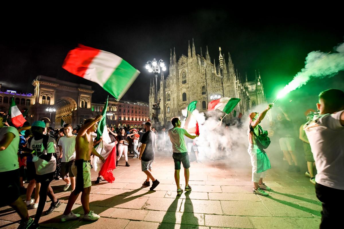 Milano, folla in Duomo e tram presi d’assalto per la vittoria degli Azzurri