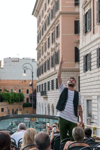 Daniele Coscarella: “Il teatro è in crisi? E io lo faccio sul bus”