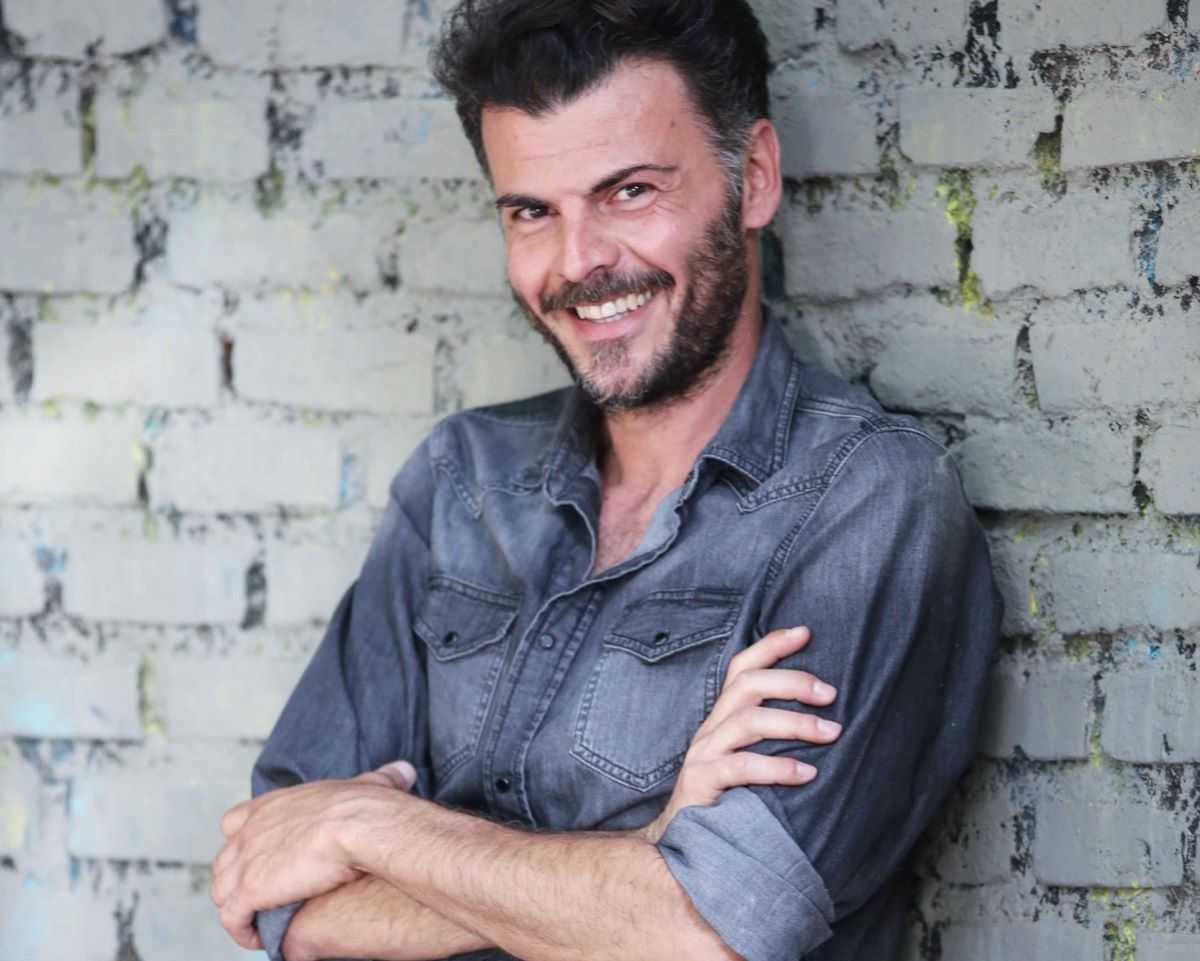 Daniele Coscarella: “Il teatro è in crisi? E io lo faccio sul bus” Daniele Coscarella: “Il teatro è in crisi? E io lo faccio sul bus”