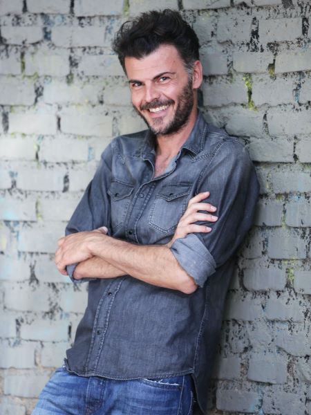 Daniele Coscarella: “Il teatro è in crisi? E io lo faccio sul bus”