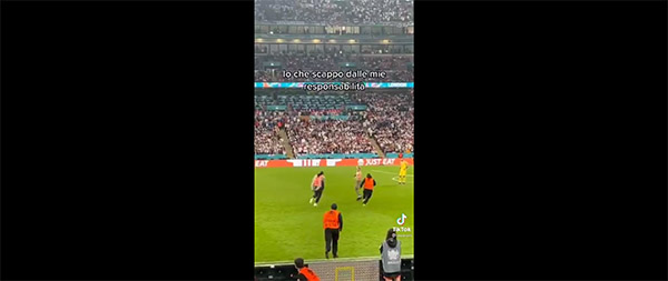 Italia-Inghilterra, l’invasione di campo del tifoso inglese. VIDEO Italia-Inghilterra, l’invasione di campo del tifoso inglese. VIDEO