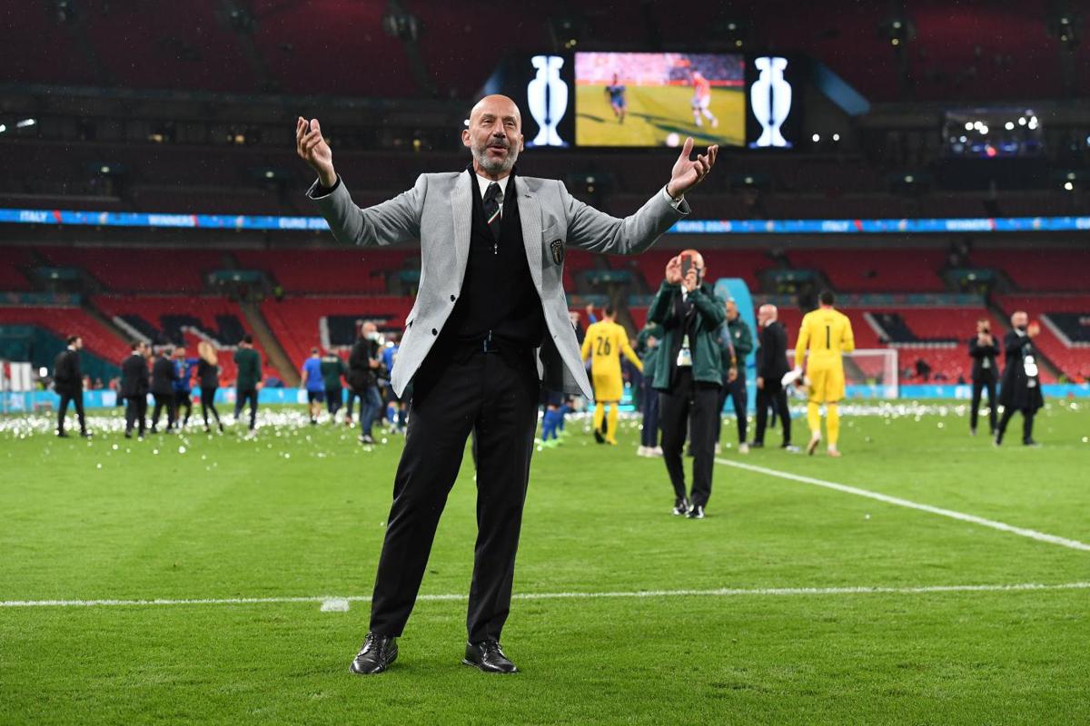 Vialli, simbolo dell’Italia che resiste. Dalla malattia all’abbraccio a Mancio Vialli, simbolo dell’Italia che resiste. Dalla malattia all’abbraccio a Mancio