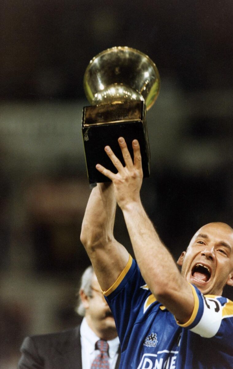 Vialli, simbolo dell’Italia che resiste. Dalla malattia all’abbraccio a Mancio Vialli, simbolo dell’Italia che resiste. Dalla malattia all’abbraccio a Mancio