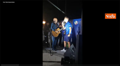 Giuliano Sangiorgi e Ciro Immobile duettano su “Meraviglioso” alla festa per la vittoria di Euro2020