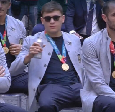 Euro 2020, Barella scambia il Quirinale per una spiaggia e si presenta in hangover davanti al presidente Mattarella