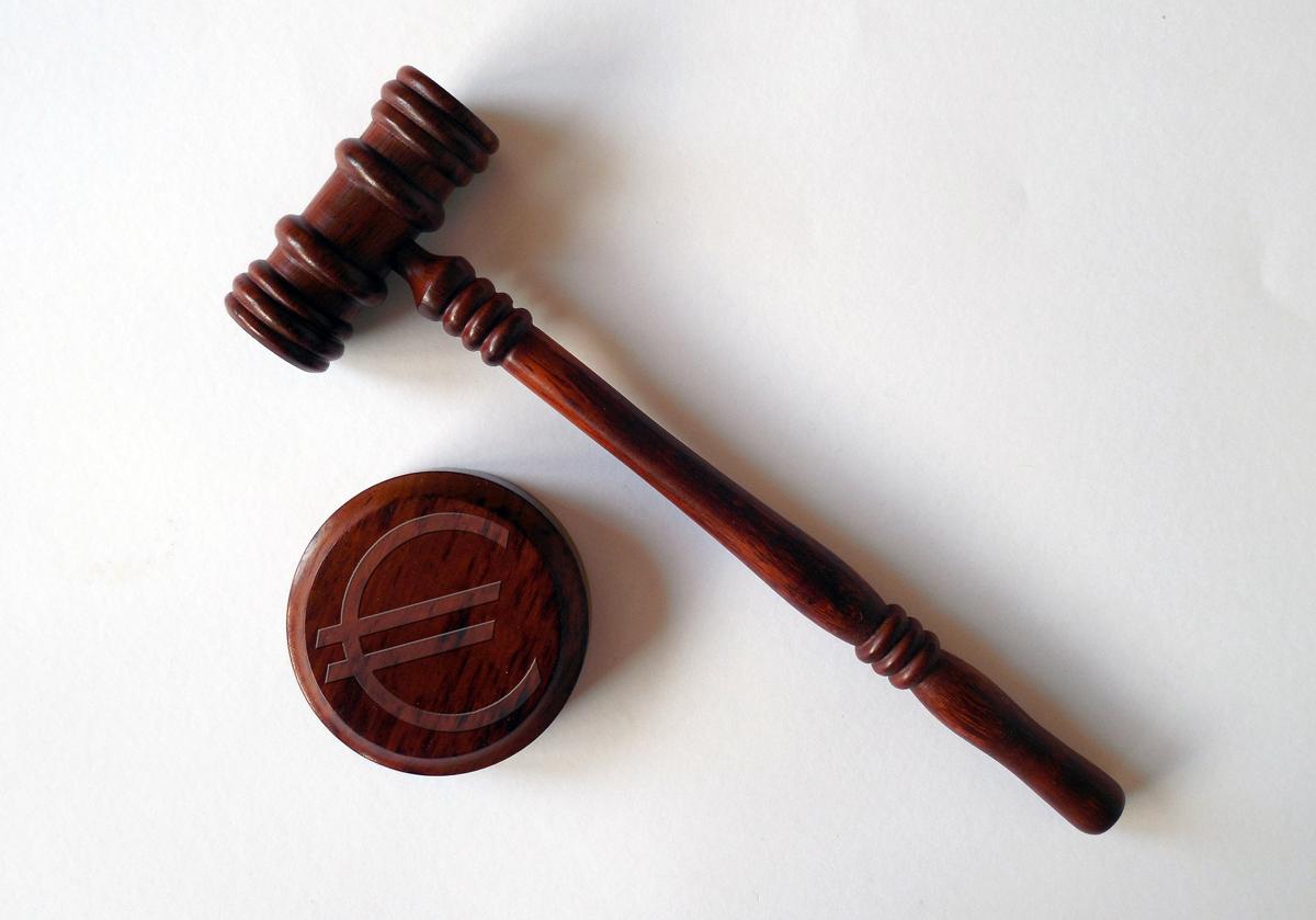 Magistrato licenziato: ha offerto la figlia di 12 anni su un sito di incontri Magistrato licenziato: ha offerto la figlia di 12 anni su un sito di incontri