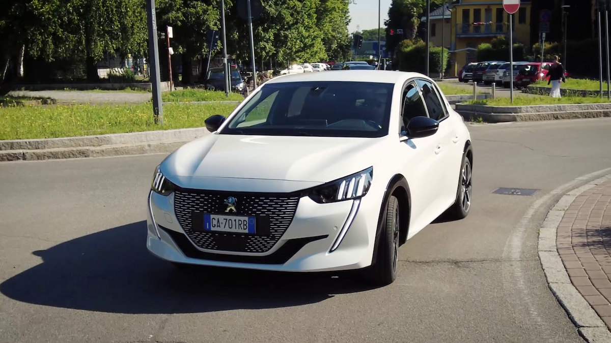 Andrea Nucita testa la Peugeot e-208 Andrea Nucita testa la Peugeot e-208