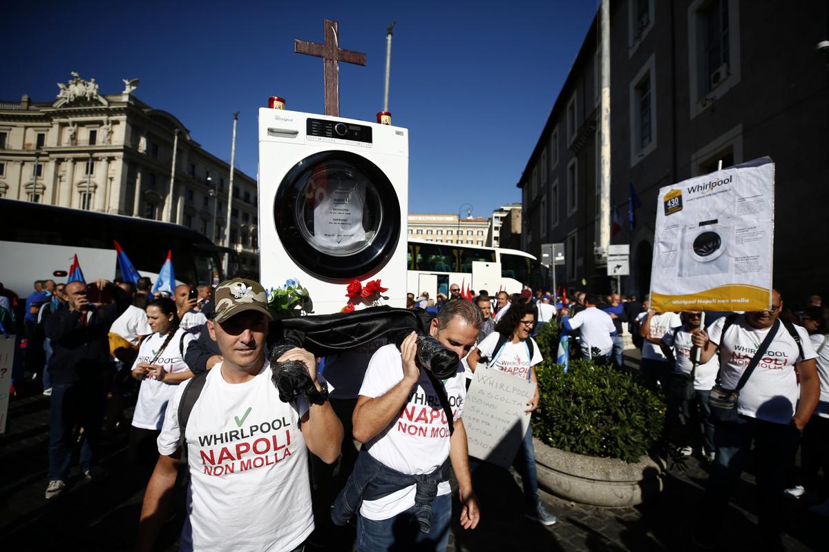Galleria foto 'Whirlpool rifiuta le 13 settimane di cassa Covid. Tutti licenziati a Napoli' - foto 1