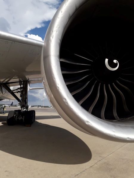 Malpensa, Boeing travolto dalla grandine rientra in aeroporto. FOTO