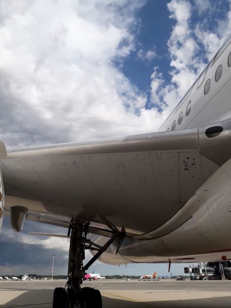 Malpensa, Boeing travolto dalla grandine rientra in aeroporto. FOTO