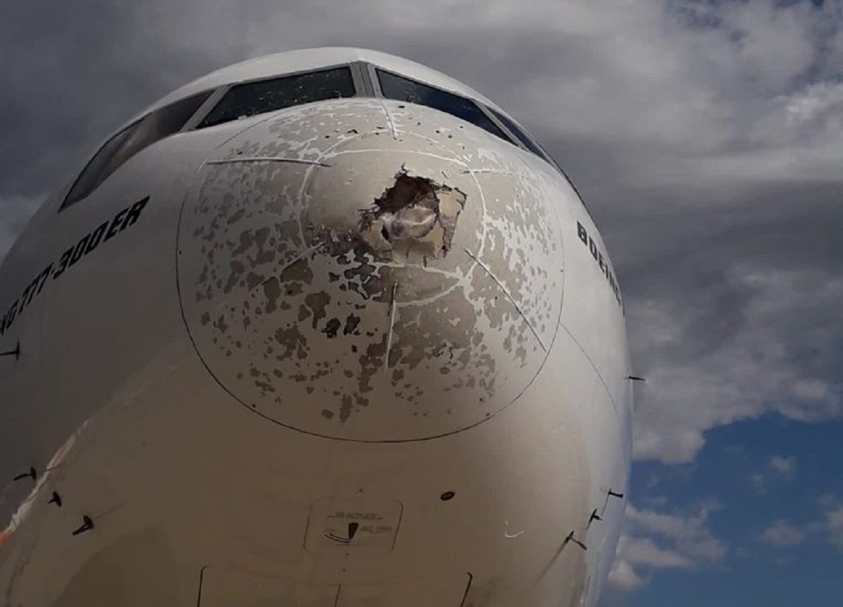 Malpensa, Boeing travolto dalla grandine rientra in aeroporto. FOTO