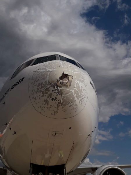 Malpensa, Boeing travolto dalla grandine rientra in aeroporto. FOTO