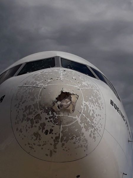 Malpensa, Boeing travolto dalla grandine rientra in aeroporto. FOTO