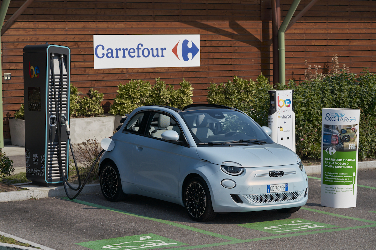 “Shop & Charge”: protagonista la Nuova Fiat 500, 100% elettrica “Shop & Charge”: protagonista la Nuova Fiat 500, 100% elettrica