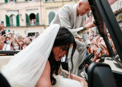 Bernardeschi si sposa con la Ciardi e aizza la folla. VIDEO