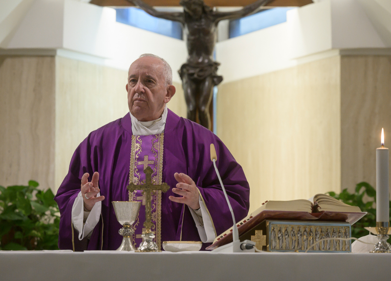 Il Papa dimesso dall’ospedale. Appena uscito è andato a pregare in una chiesa Il Papa dimesso dall’ospedale. Appena uscito è andato a pregare in una chiesa