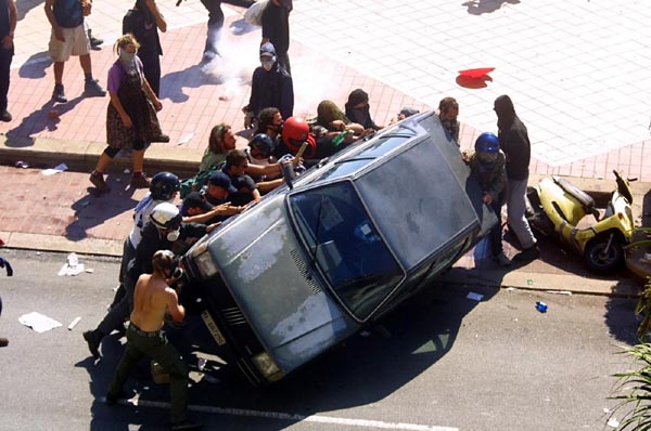 G8 Genova 2001, 20 anni dopo: “Condanne solo per chi ha spaccato vetrine” FOTO