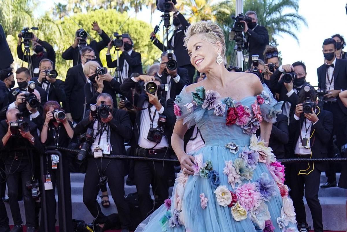 Sharon Stone a Cannes 2021: Regina del Red Carpet di “The Story of My life” Sharon Stone a Cannes 2021: Regina del Red Carpet di “The Story of My life”