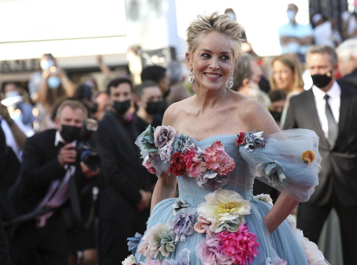 Sharon Stone a Cannes 2021: Regina del Red Carpet di “The Story of My life” Sharon Stone a Cannes 2021: Regina del Red Carpet di “The Story of My life”