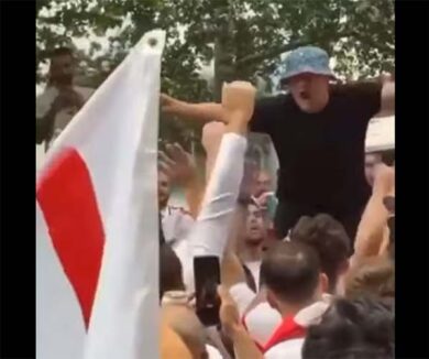 Finale Europei: tifosi scatenati, uno sniffa cocaina in pubblico!