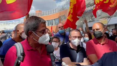 Whirlpool, i lavoratori di Napoli protestano all’aeroporto di Capodichino