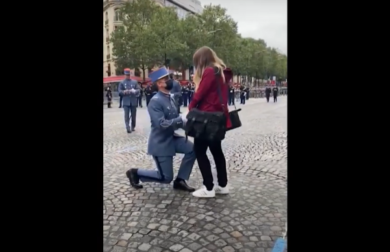 Francia, proposta di matrimonio alla parata del 14 luglio. VIDEO