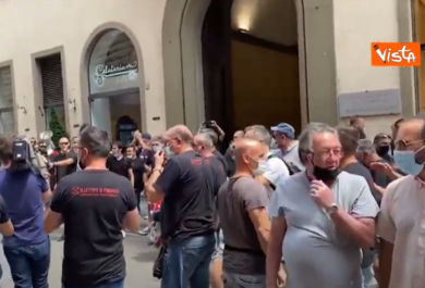 Gnk, presidio lavoratori e sindacati davanti alla prefettura di Firenze. VIDEO