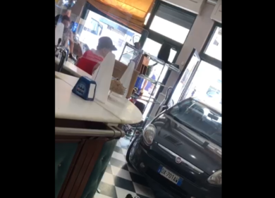 Lecce, auto sfonda vetrina di un bar in pieno giorno. VIDEO