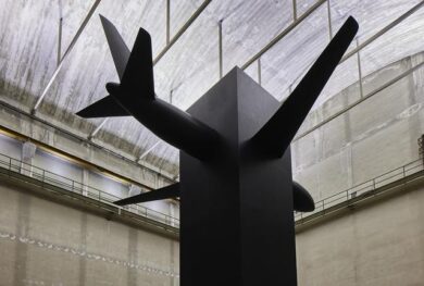 Cattelan torna a Milano e trasforma l’HangarBicocca in uno spazio esistenziale