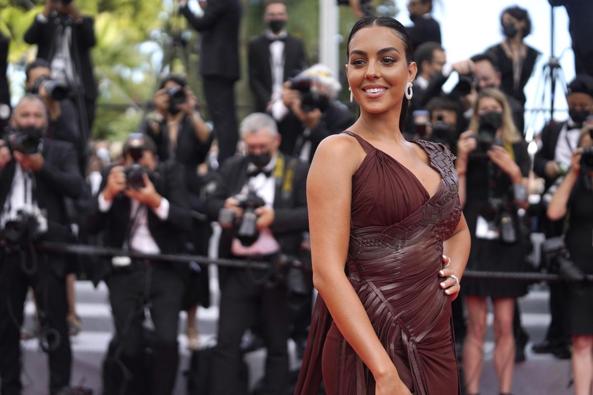 Festival di Cannes 2021, Georgina Rodriguez di bordeaux sul red carpet del film ‘France’