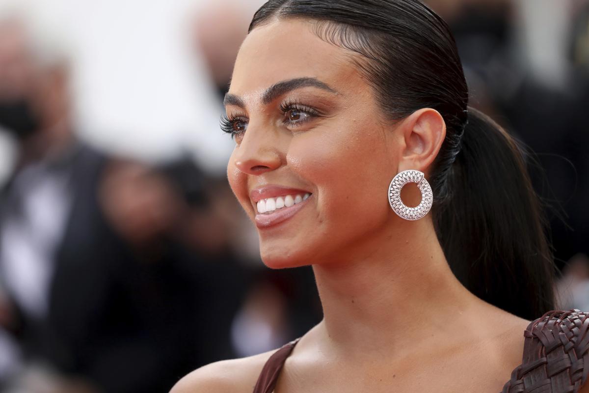 Festival di Cannes 2021, Georgina Rodriguez di bordeaux sul red carpet del film ‘France’