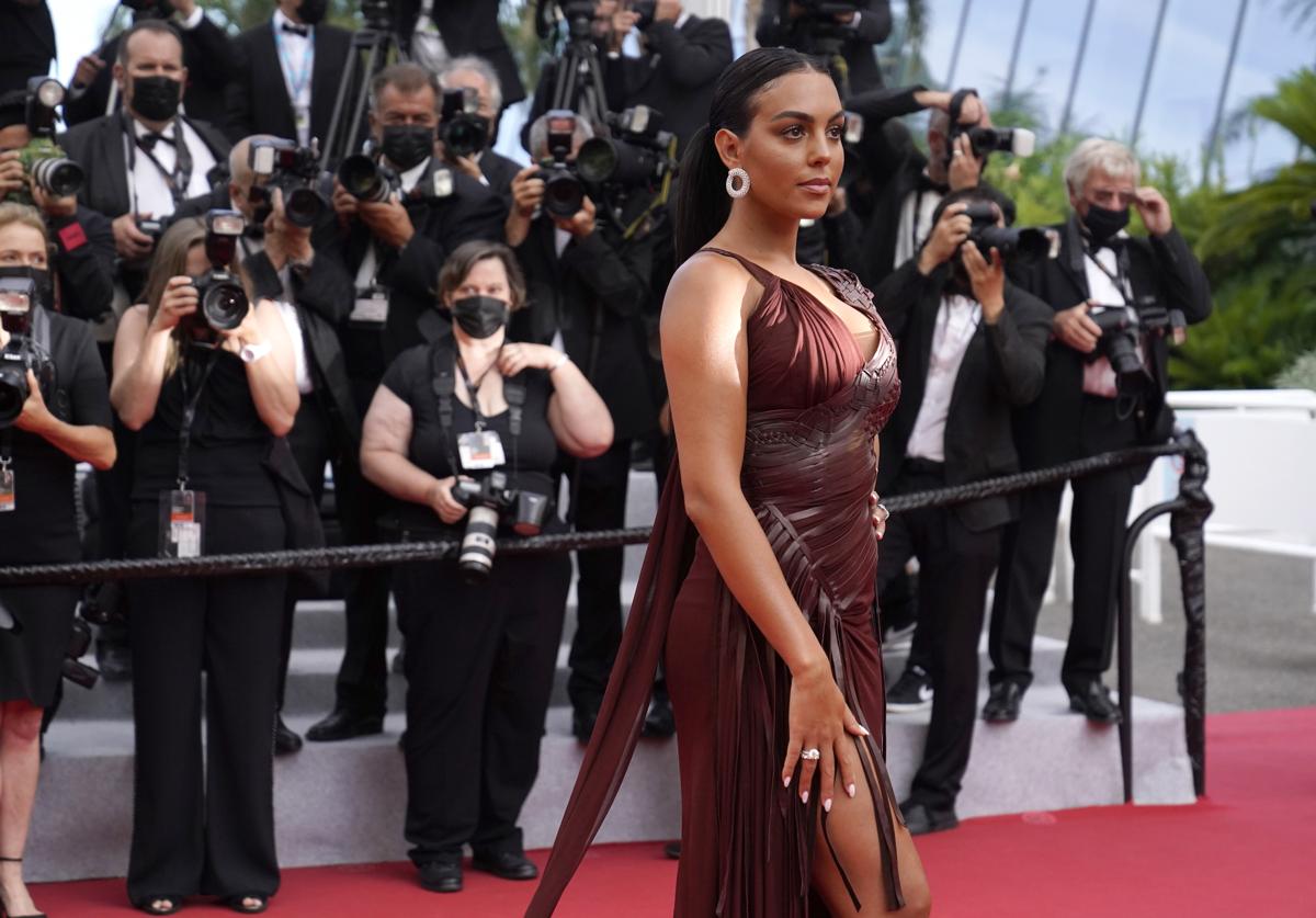 Festival di Cannes 2021, Georgina Rodriguez di bordeaux sul red carpet del film ‘France’